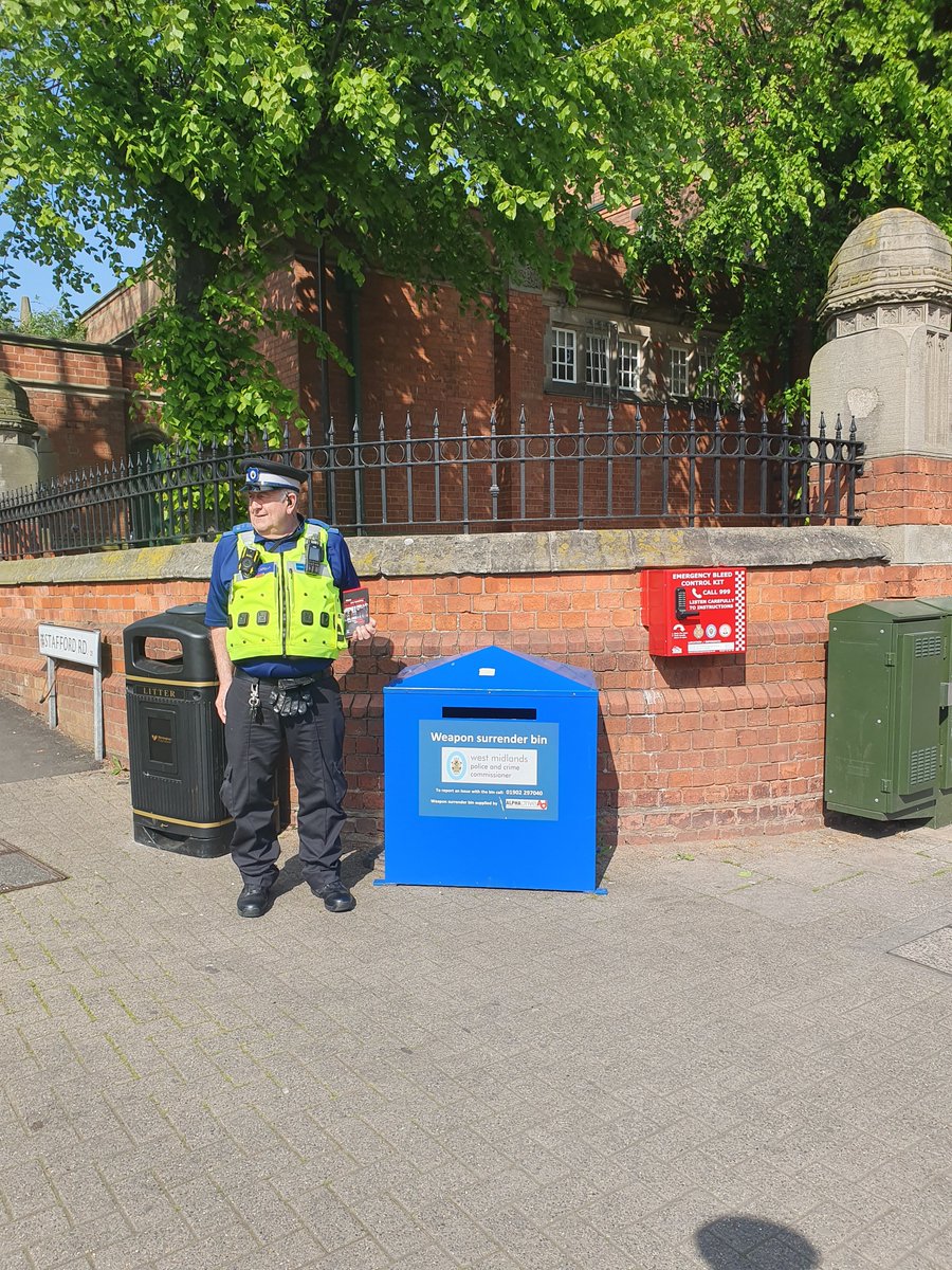 Neighbourhood Officer have been out on the ground outside #southandcitycollege Soho road today educating the public about knife crime
#OpSceptre
#lozellswmp
#westmidlandspolice