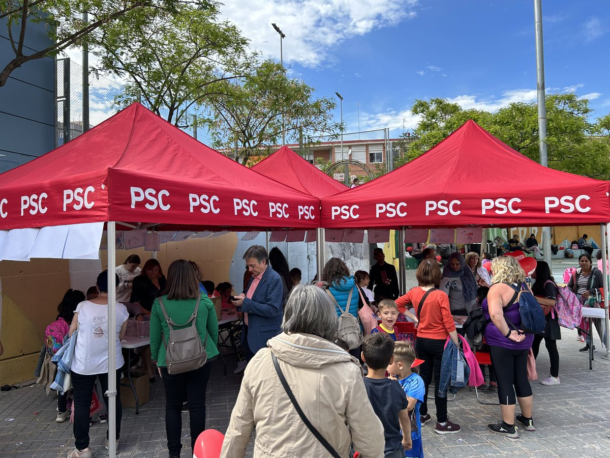 PSCLH's tweet photo. 📍Estamos en la plaza de la Carpa compartiendo con las familias! 🥰🤩

#LHenstocaelcor #LHensimporta ❤️ https://t.co/lng5T6MFRZ