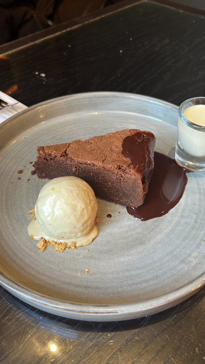 Home-made tea time deliciousness 🍰 ➡️ flourless chocolate almond cake, pistachio ice cream, valhrona chocolate sauce #tuesdaymotivations