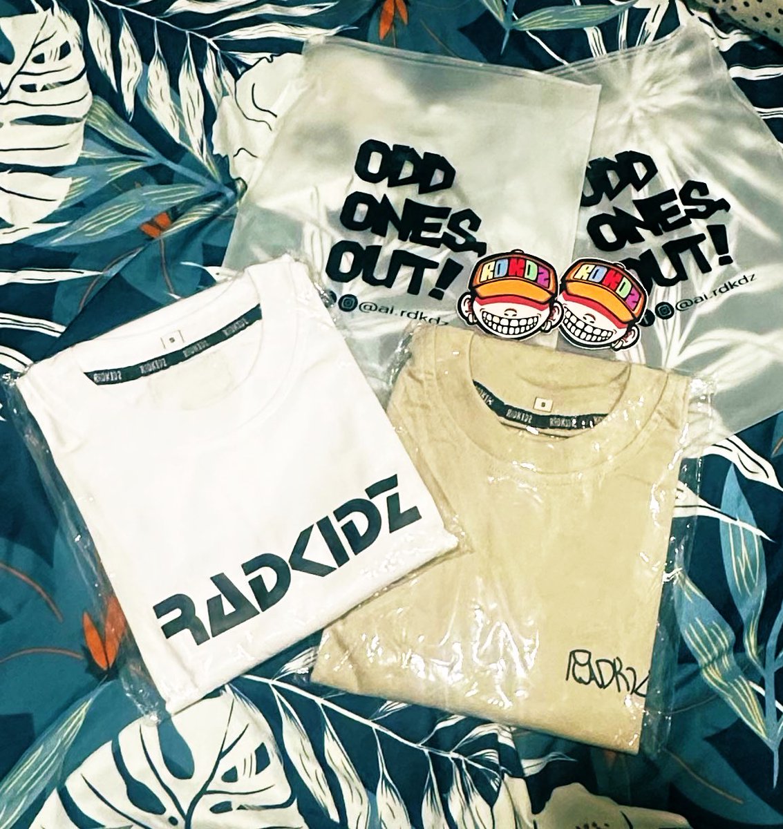 KapeJelly_18's tweet photo. Sometimes I ask my self, “aanhin mo pakadaming shirt?” and I answer “dibale deserve mo yan.. at pag mahal mo, suportahan mo” hahaha 😆
@imszmc @ai_radkidz
#radkidz #rdkdz
#weoddeven #oddonesout https://t.co/mPPa8u5ief