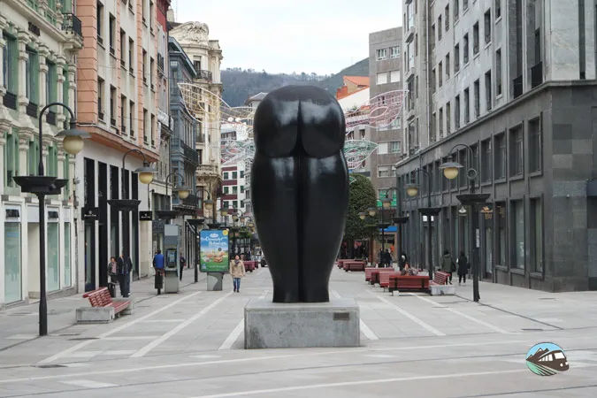 cukicumkin's tweet photo. en oviedo tenemos un culo gigante en medio de la calle https://t.co/4LtIFZlYmF