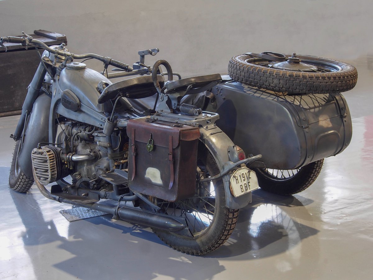BWM R12 Sidecar. Hoy os presentamos una de las piezas de nuestro museo.  Esta es su historia ; Esta moto sidecar fue comprada por el ejército alemán en 1938 y enviada a Rusia en 1942. Quedó allí como motín de guerra y fue reparada 10años después.