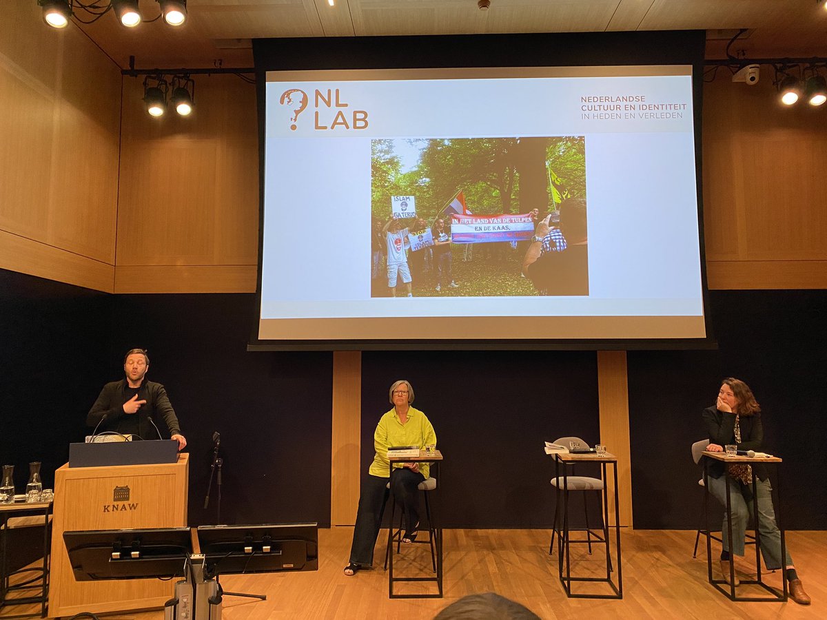 En als afsluiter 3 presentaties van ‘Kaas = NL?’ auteurs @leoniecornips, <a href="/ErnstHemel/">Ernst van den Hemel</a> en <a href="/IngerLeemans/">Inger Leemans</a>, die ons in vogelvlucht meenamen langs koeieninteractie, de toe-eigening van de slogan #kaasisdebaas door extreemrechts, en de dagelijkse rente van de koe. En nu.. aan de kaas!