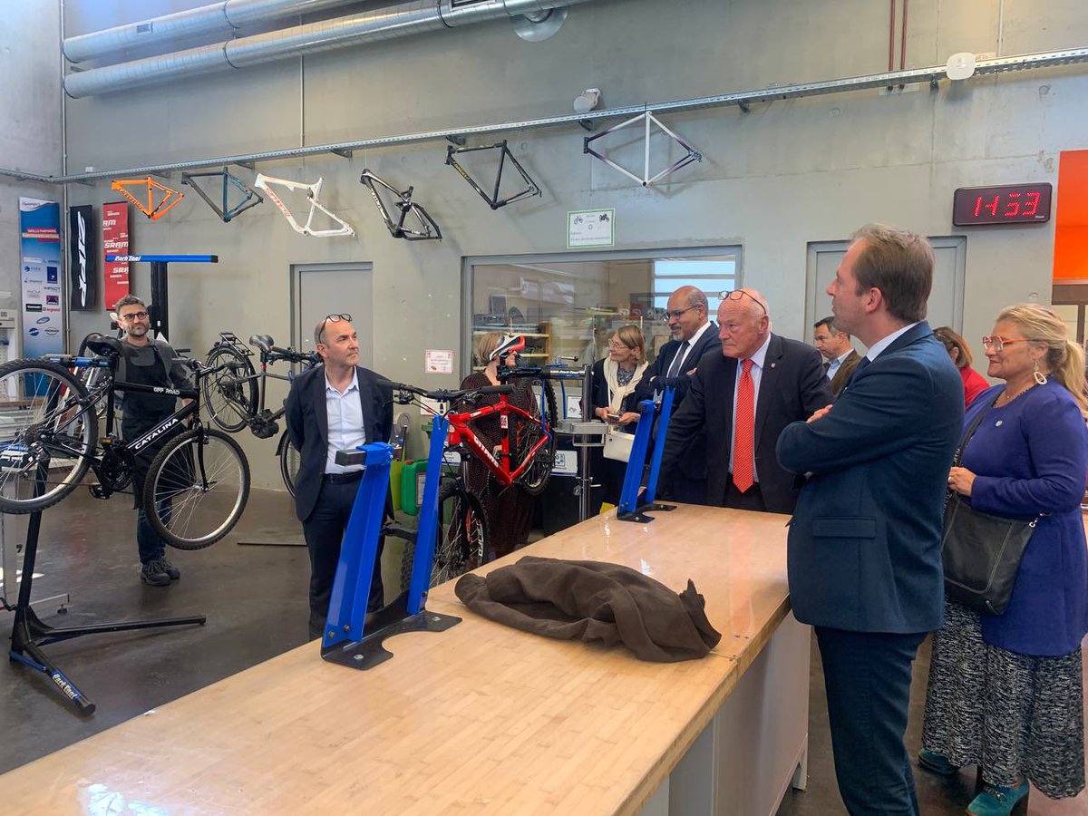 🚗 Visite aux côtés d’<a href="/al_rousset/">Alain Rousset</a>, Président de la région <a href="/NvelleAquitaine/">Nouvelle-Aquitaine</a>, du pôle automobile de l’Institut des métiers de l’artisanat qui prépare chaque année 500 apprenants aux métiers de l’automobile en lien avec les entreprises du territoire !