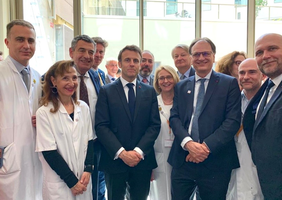 Le Président de la République a ensuite annoncé les lauréats de la nouvelle vague d’#IHU et de bioclusters, dont l’#InstitutdesCancersdesFemmes porté par l’@Institut_Curie, <a href="/psl_univ/">Université PSL</a> et l’<a href="/Inserm/">Inserm</a>.

(3/3)