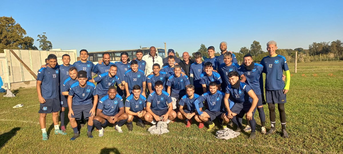 #AIFA 
Hoy fue turno de visitar al plantel de Los Halcones para informarles sobre la lucha y pelea de AIFA sobre los derechos del jugador amateur.
Charla que lideró nuestro presidente Carlos De León y secretario Richard Morales 
Gracias dirigentes, CT y jugadores por recibirnos.