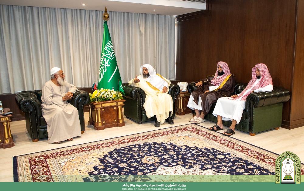 استقبل وكيل وزارة الشؤون الإسلامية والدعوة والإرشاد للشؤون الإسلامية المكلف الدكتور عواد بن سبتي العنزي، أمس الإثنين الخامس والعشرين من شهر شوال لعام 1444هـ بمقر فرع الوزارة بالعاصمة المقدسة، رئيس المركز الإسلامي في جمهورية موزمبيق السيد محمد أمين الدين، حيث بحث اللقاء عددًا من