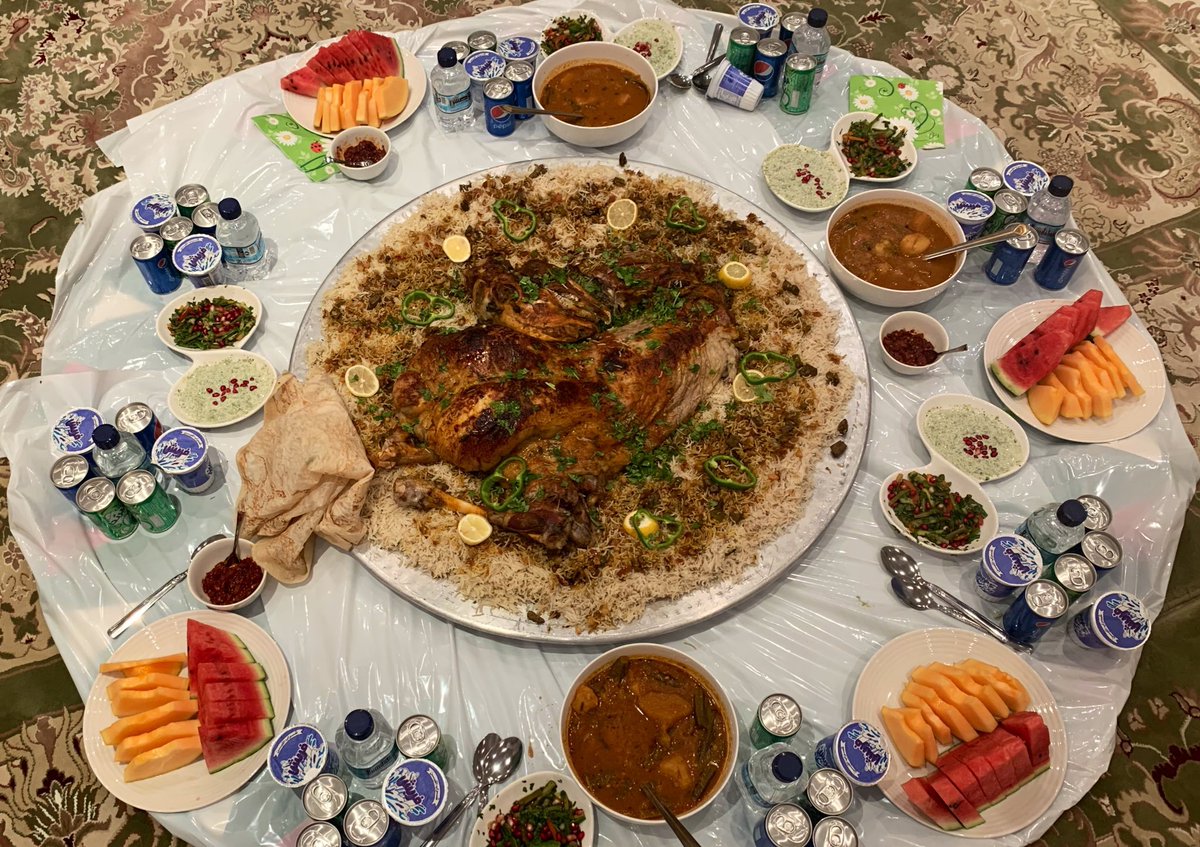 ALMISNID's tweet image. 👥👤👥 من ترغب أن يأكل معك من أصناف الرجال هؤلاء في صحن واحد؟

🍲 رجل يُدخل يده في فمه ليخرج لحمة بين أسنانه!! ثم يضعها في السفرة، وهو يتحدث معك!!
🍲 وآخر يحاول قطع اللحمة وهي في الصحن، فإذا لم يستطع استعان بيده اليسرى ليعاون بها اليمنى!!
🍲 وثالث يأخذ لحمة بعظم فيأكل منها…