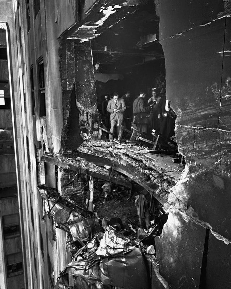 B-25 bomber aircraft crashed due to the fog into the 79th floor of the Empire State Building, 1945.