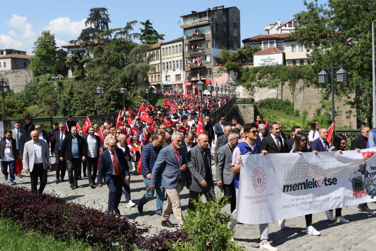 Mesele Memleketse Hep Yaşımız 19”🇹🇷

'15-21 Mayıs Gençlik Haftası' etkinliklerinin açılışında Askf olarak yerimiz aldık.
Gençlik Yürüyürüşü’nün ardından Trabzon Meydan Alanı’nda gerçekleştirilen Çelenk Sunma törenindeydik...
#GençlikHaftası