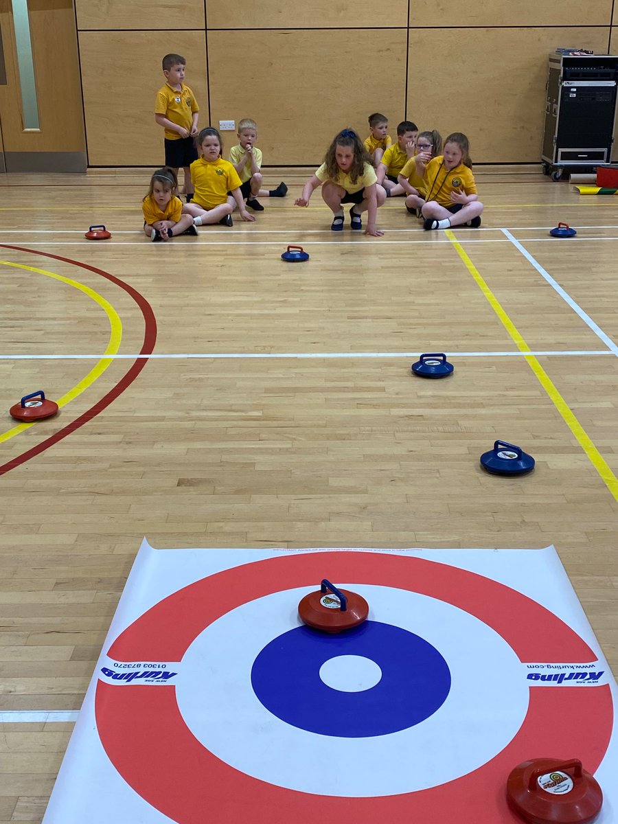 Primary 1 loved their taster session of Curling at PE this afternoon. 
#activechildren #newagekurling