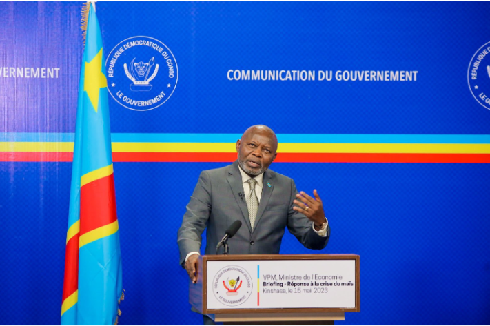 thepostrdc's tweet photo. L'Echo du PosTier: Ce que je ne comprends pas!

Félix T@shisekedi est un don pour le Congo” (sic), dixit Vital @Kamerhe, le tout nouveau ministre de l’Economie nationale revêtu du galon de vice-Premier ministre, VPM.

https://t.co/aAMQ2jKvOC https://t.co/e8C8eGoskQ