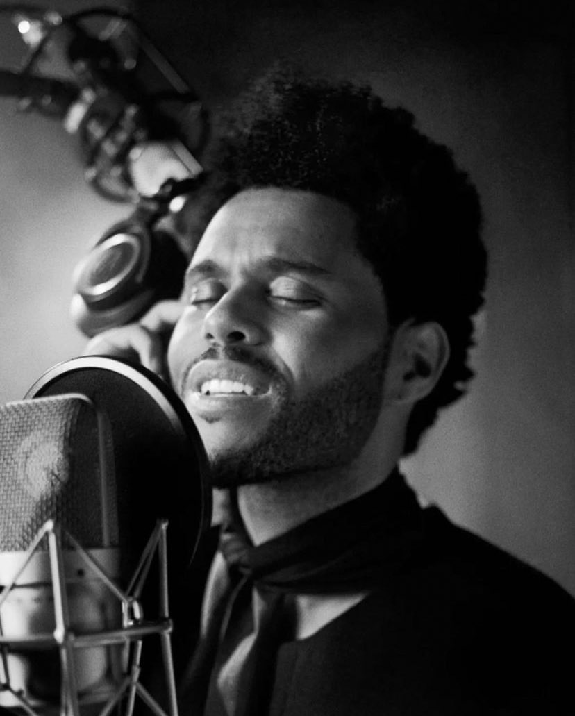 hourly weeknd ✩ tweet media