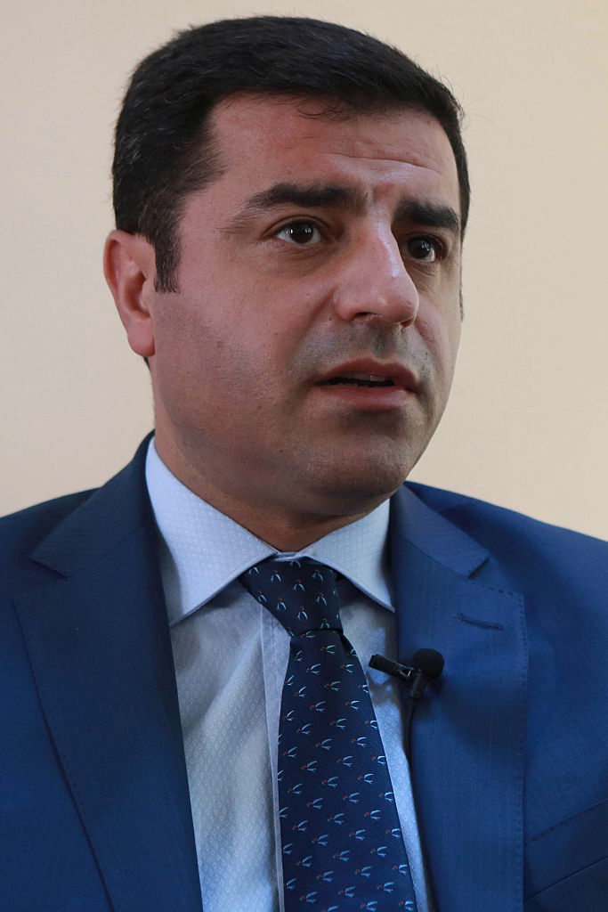 Demirtaş: 20 bin sandığın her birinden 150 oy çalınsa 3 milyon oy eder ve bu sayı, seçimin sonucunu değiştirmeye yeter

bbc.in/3MvGfib