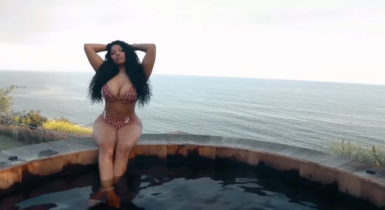 sosochunli's tweet photo. I watch the clip over and over. This music does not stop playing anymore #RedRubyDaSleezeVideo https://t.co/V1VvOIv4zz https://t.co/Gzua9ofBui