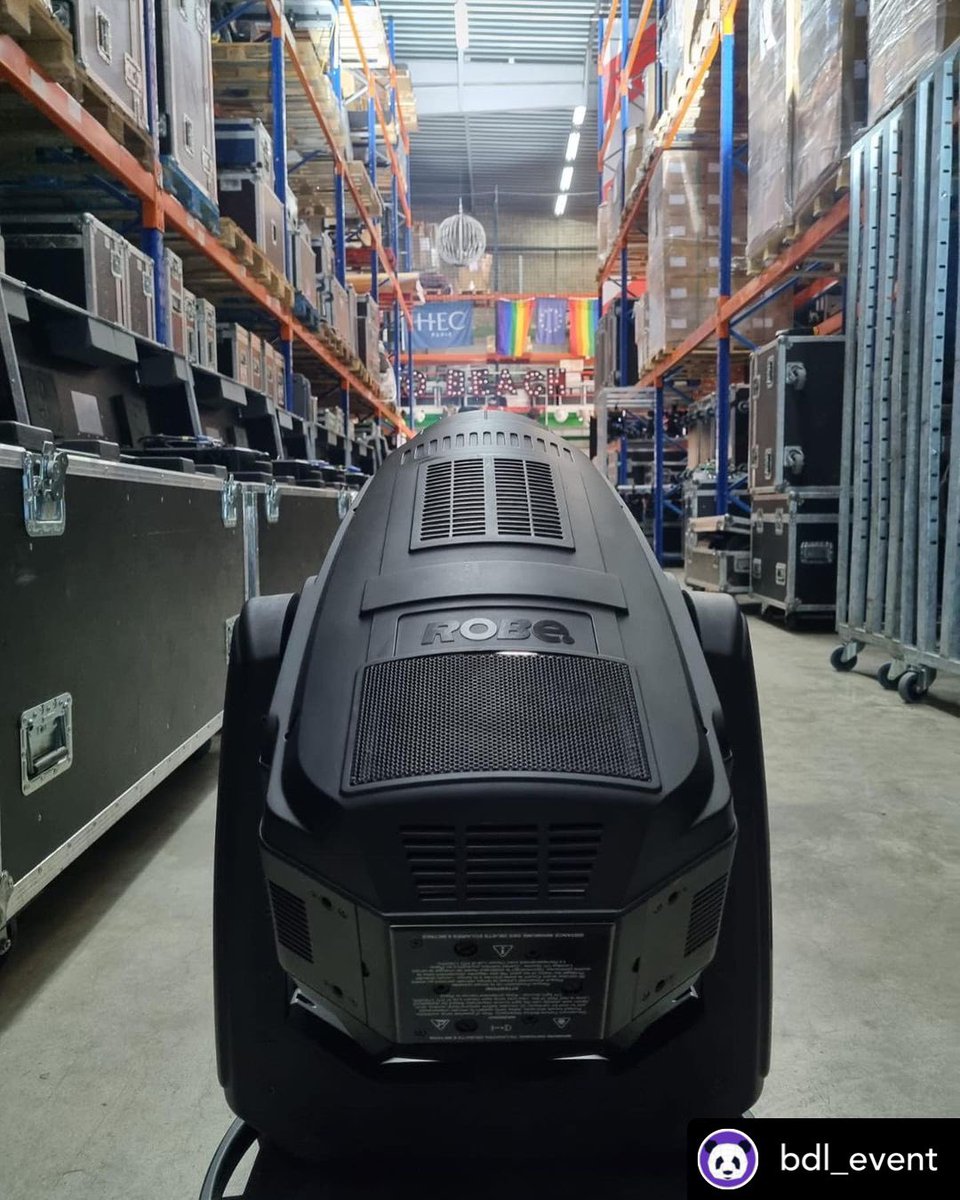 Robelighting's tweet photo. Rolling out the @Robelighting #BMFL Blade luminaires for a #TechTuesday with Bendelight - Bdl Event in Savigny-sur-Orge, France.
#robelighting #bdlevent #robegear #lightingtech #techlife https://t.co/U9oPUXgcln