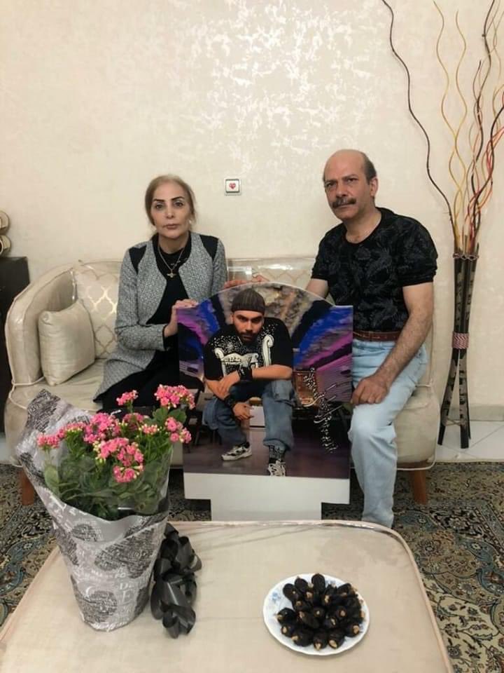ElhamNikzat78's tweet photo. مسعود شکاری، پدر محسن شکاری، اولین جوان معترض اعدام شده در جریان قیام ۴۰۱ به یاد فرزندش نوشته است: «محسن چراغ بود و هست... تجسم شرافت و انسانیت بود و هست... داغی بر جان و قلب مردمش بود و هست... راهش ادامه دارد. این خون‌های پاک به ناحق‌ ریخته‌شده، این جان‌های عزیزِ به غارت ستانده شده، تاوان خواهد داشت...»
نه می بخشیم نه فراموش میکنیم #قيام_تا_سرنگونى #نه_به_اعدام #نه_شاه_نه_شیخ