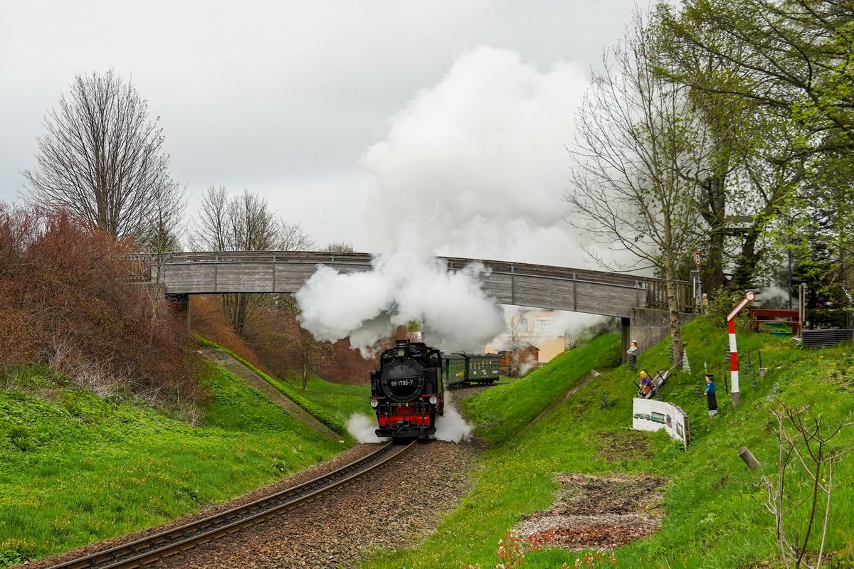 heute mit Dampf aber ohne Sonne

99 1785 mit P1005 erreicht in Kürze Oberwiesenthal