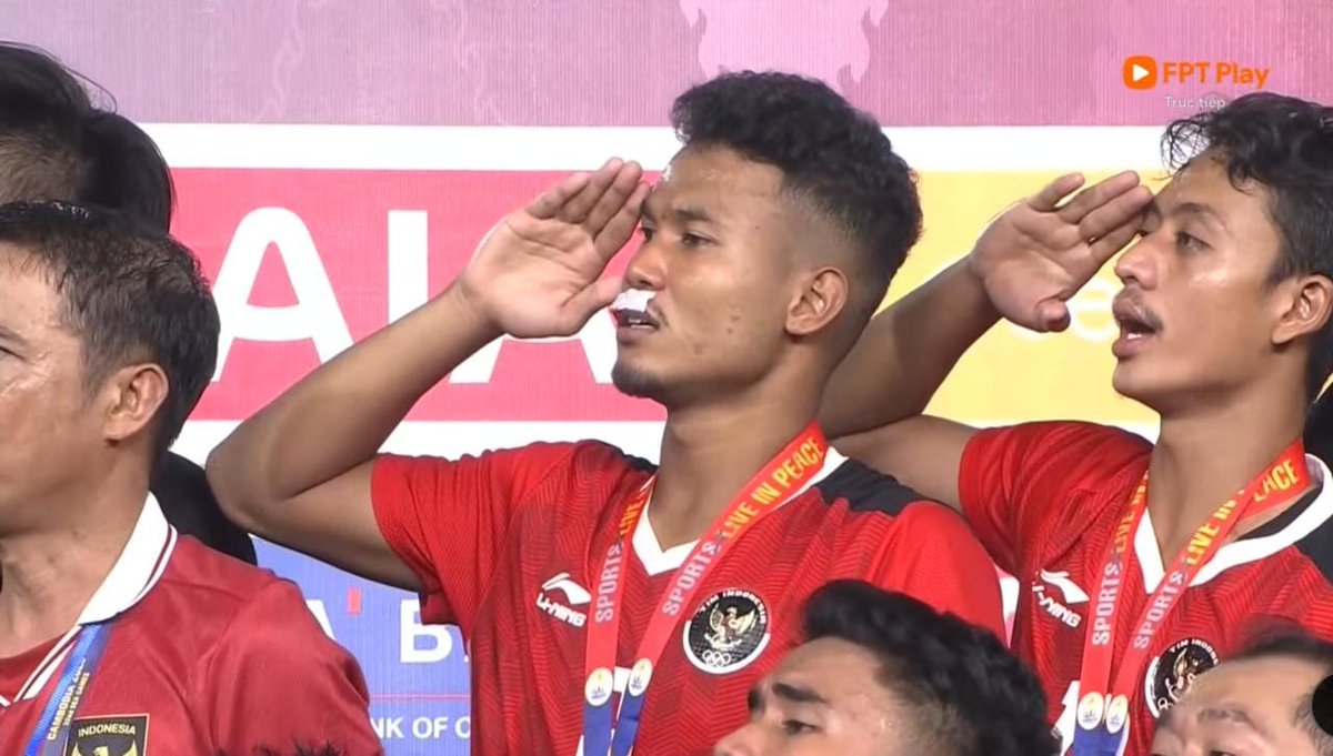 bhulukhuduktv's tweet photo. Semoga Piala Sudirman Kembali ke Indonesia seperti malam ini medali emas sepakbola di #SEAGames2023 dapat diraih kembali setelah 32 tahun lamanya. 

#SEAGames2023 
#SudirmanCup2023 
#BhulukhudukTV https://t.co/QdQawKAXoD