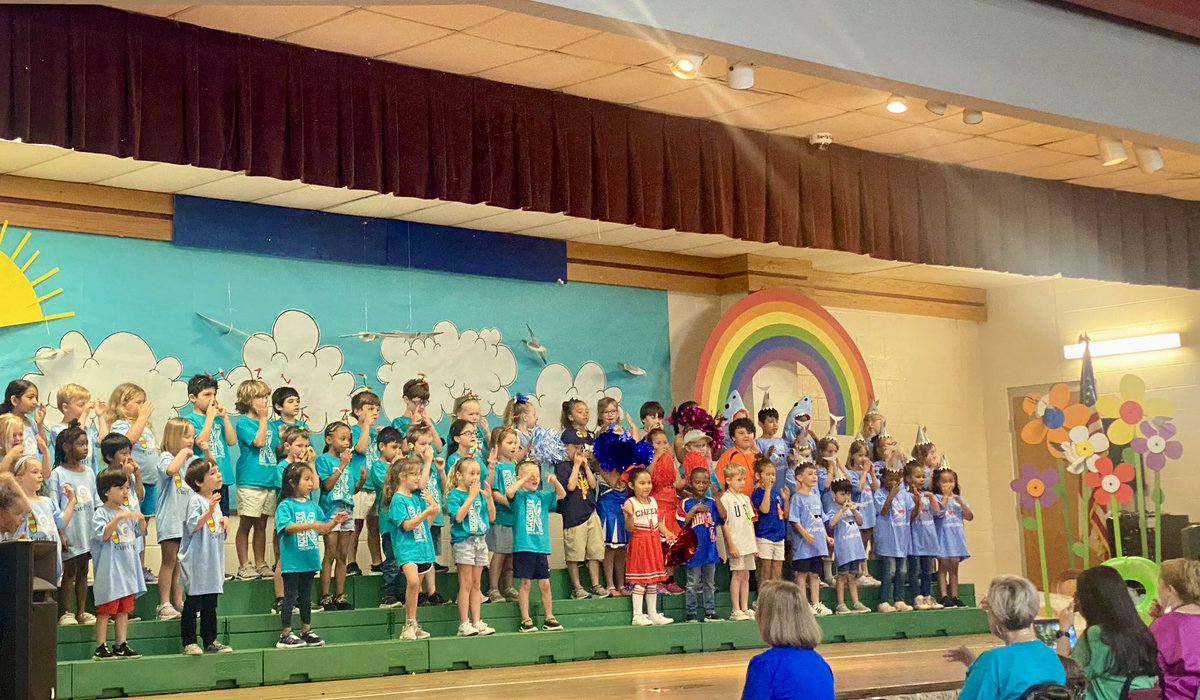 MeltonsMagic's tweet photo. You know it’s going to be a GREAT day when it begins with a “Summer Vibes” performance by our kindergarteners! 😎 Our families are in for a treat this evening! 💚 Outstanding work Ms. Livingston and K Team! #TeamMCPS #LightTheWay @MCPSsandcastle @KimLivi38745293 @CarteretK12 https://t.co/BbwxBayrdv