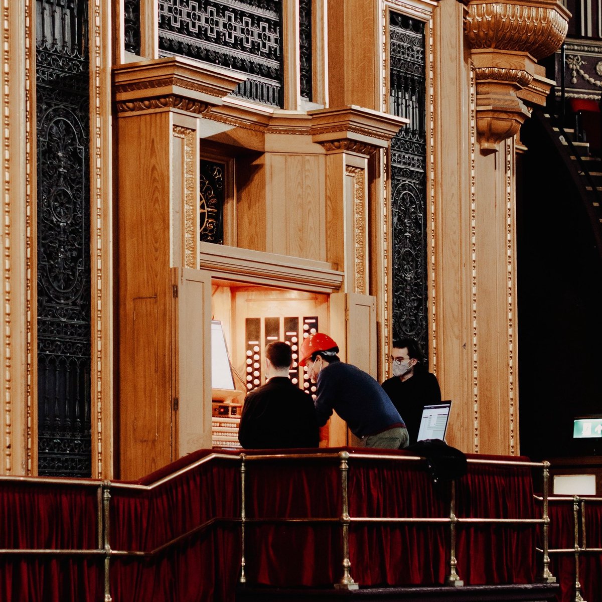 While recording Royal Albert Hall Organ for Kontakt Player, much thought was given as to how we could capture the incredible versatility of the instrument, while keeping it within a disk space and resource efficient package 💾