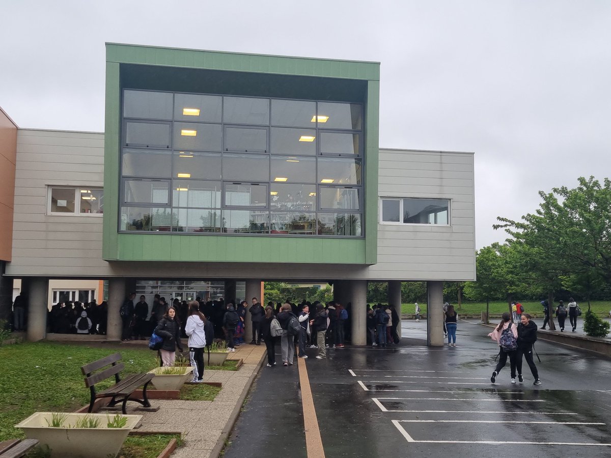 BenmiloudKarim's tweet photo. Aujourd'hui, au collège LA RIBEYRE, à Cournon d'Auvergne
🎙Webradio, 🍩 chocolat littéraire, 🌍 cartographie imaginaire au CDI
🏗 soutien en ULIS
🥗 enseignement adapté SEGPA
🍏 #engagement avec les éco-délégués &amp; la lutte contre le harcèlement (Phare)
@acclermont @education_gouv https://t.co/aFk3nHpfGq