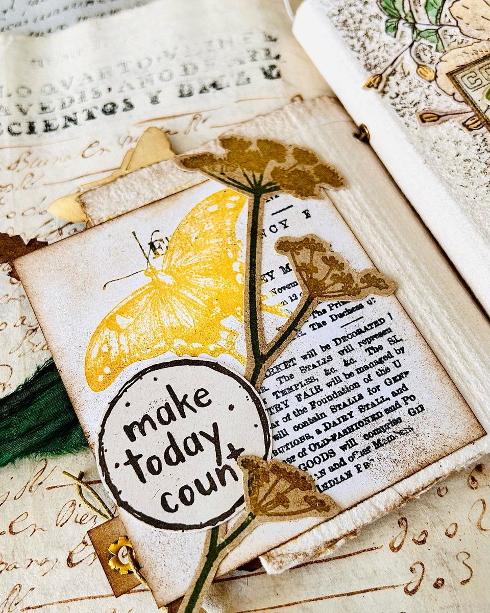 🌼 Folio made with NEW #timholtzstamps

✂️ #handmade by @blaukitchen

#folio #crafts #DIY #mixedmedia #onlineshopping  #stampersanonymous #timholtz