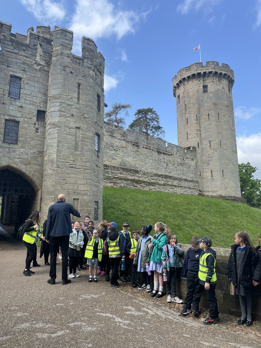 missk_reynolds's tweet photo. Thank you @WarwickCastle for a fabulous day! We also had the best tour of the Great Hall from Andrew. π @LionAcTrust @DaleJukes #enrichment #BringingLearningtolife #History #LionLearningPathway https://t.co/E9mci3RYPf