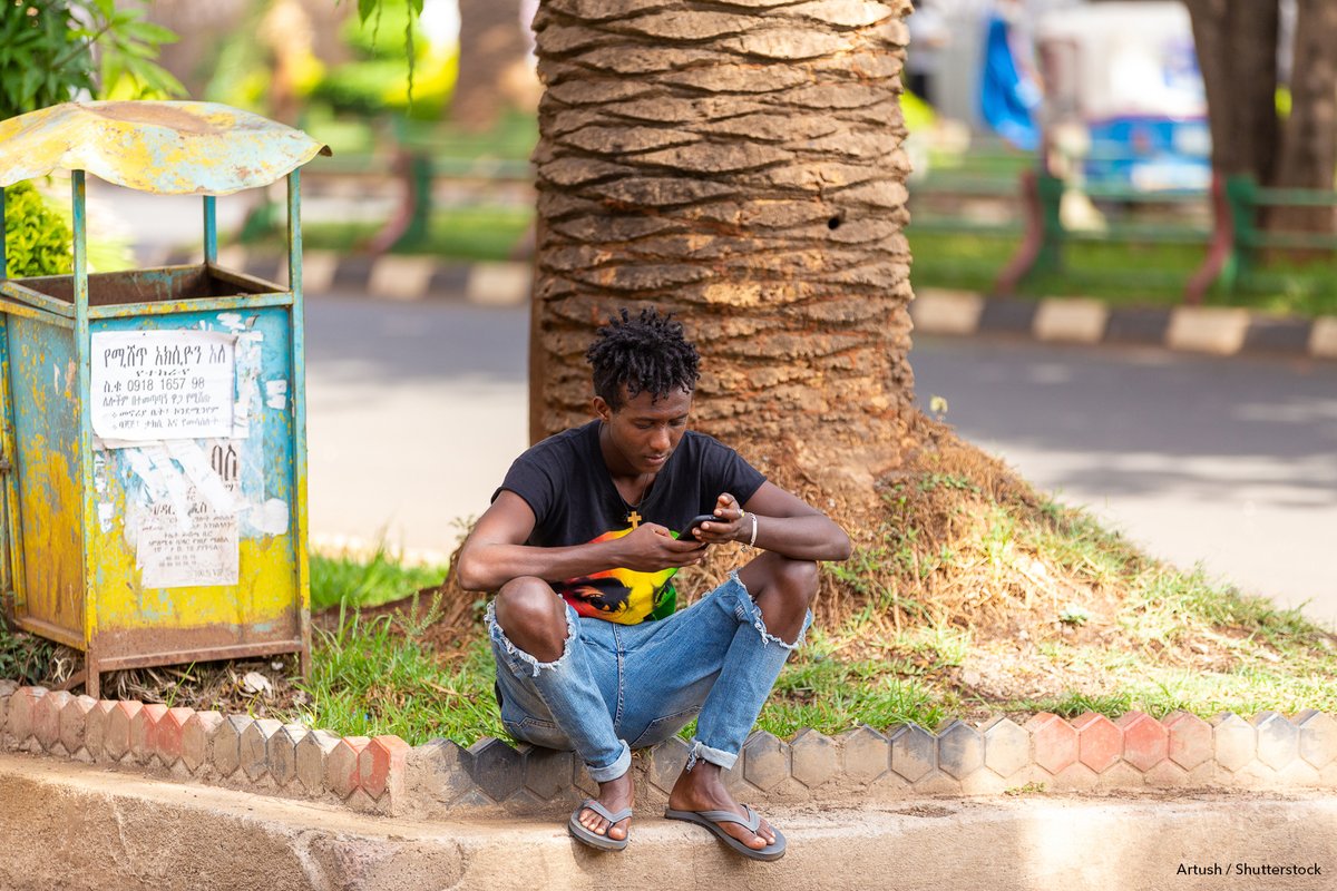 Researchers conducted a phone survey experiment in urban #Ethiopia to measure household poverty and consumption. 📱 Check out the #OpenAccess 📝 by @IFPRI's @gashaw_ta @adebrauw @kallehi & Abdulazize Wolle: doi.org/10.1016/j.jdev… @CGIAR