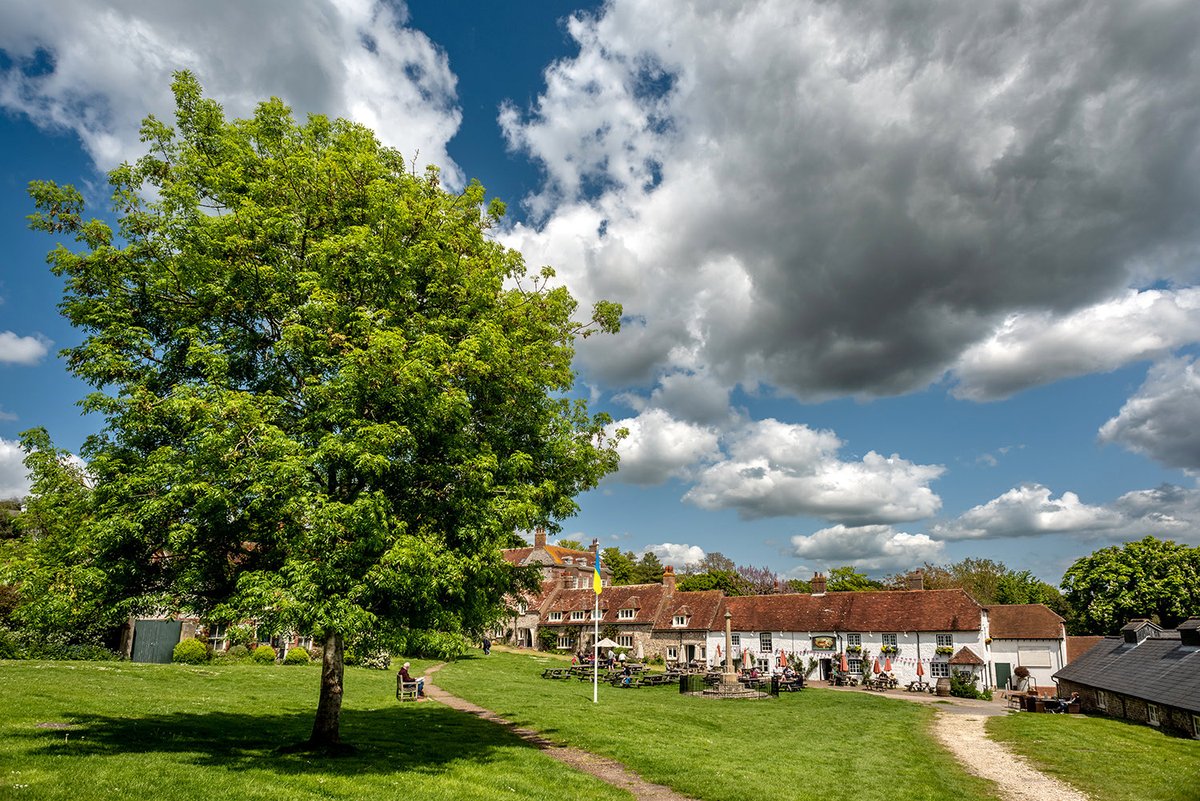 andrewhasson's tweet photo. East Dean #villagegreen #england #sussexlife #iconic #tigerinn #eastsussex #springtime #nikon #idyll https://t.co/2i1uyxN0Dt