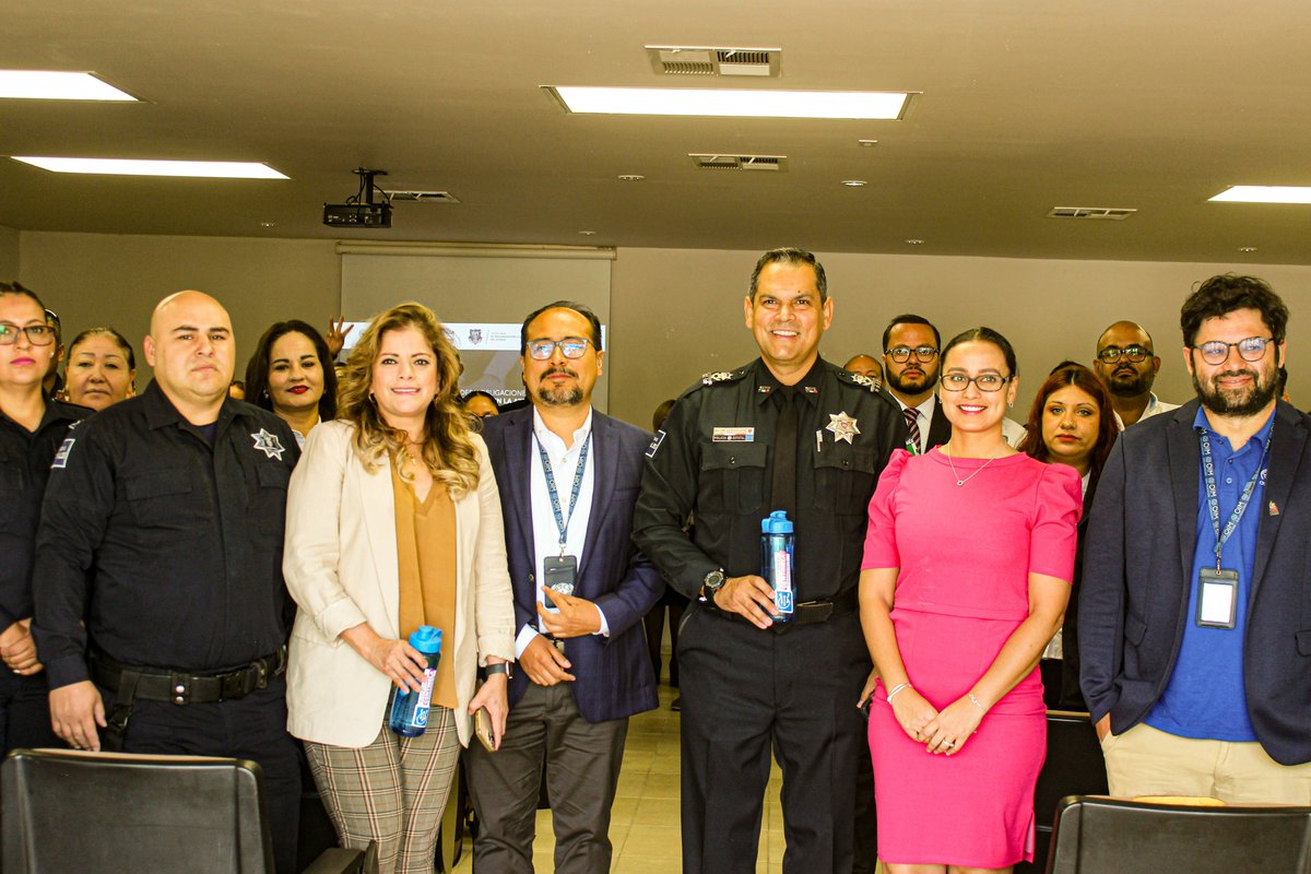 OIM_Mexico's tweet photo. En #CiudadJuárez con @CEDHChihuahua y @TECcampusCHI dictamos el taller "Responsabilidades de servidores públicos en atención de población migrante en el ámbito de la Seguridad Pública" a personal de @SSPE_Chihuahua  para fortalecer la atención a personas #migrantes en la región. https://t.co/nsSR3Tqoft