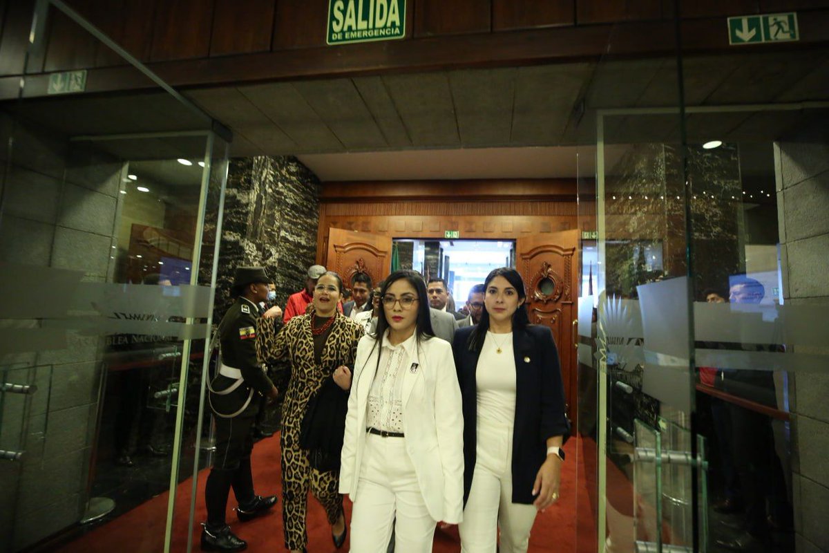 CANSantaElena's tweet photo. 🔴 #Juiciopolitico  | Se inicia la interpelación por parte de la asambleísta @VivianaVeloz18  en el juicio político al presidente @LassoGuillermo . https://t.co/Qndyv38Fmm