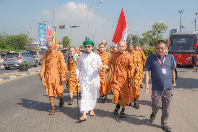 MafiaWasit's tweet photo. GA USAH NORAK....

Setau gua sepanas-panasnya Pertandingan Indonesia lawan Thailand selalu selesai ketika peluit wasit udah ditiup panjang tanda pertandingan telah berakhir!!

Tetap Kawal saudara-saudara kita dari Thailand yang sedang thudong (ritual perjalanan ibadah) dengan jalan kaki ke Magelang!!