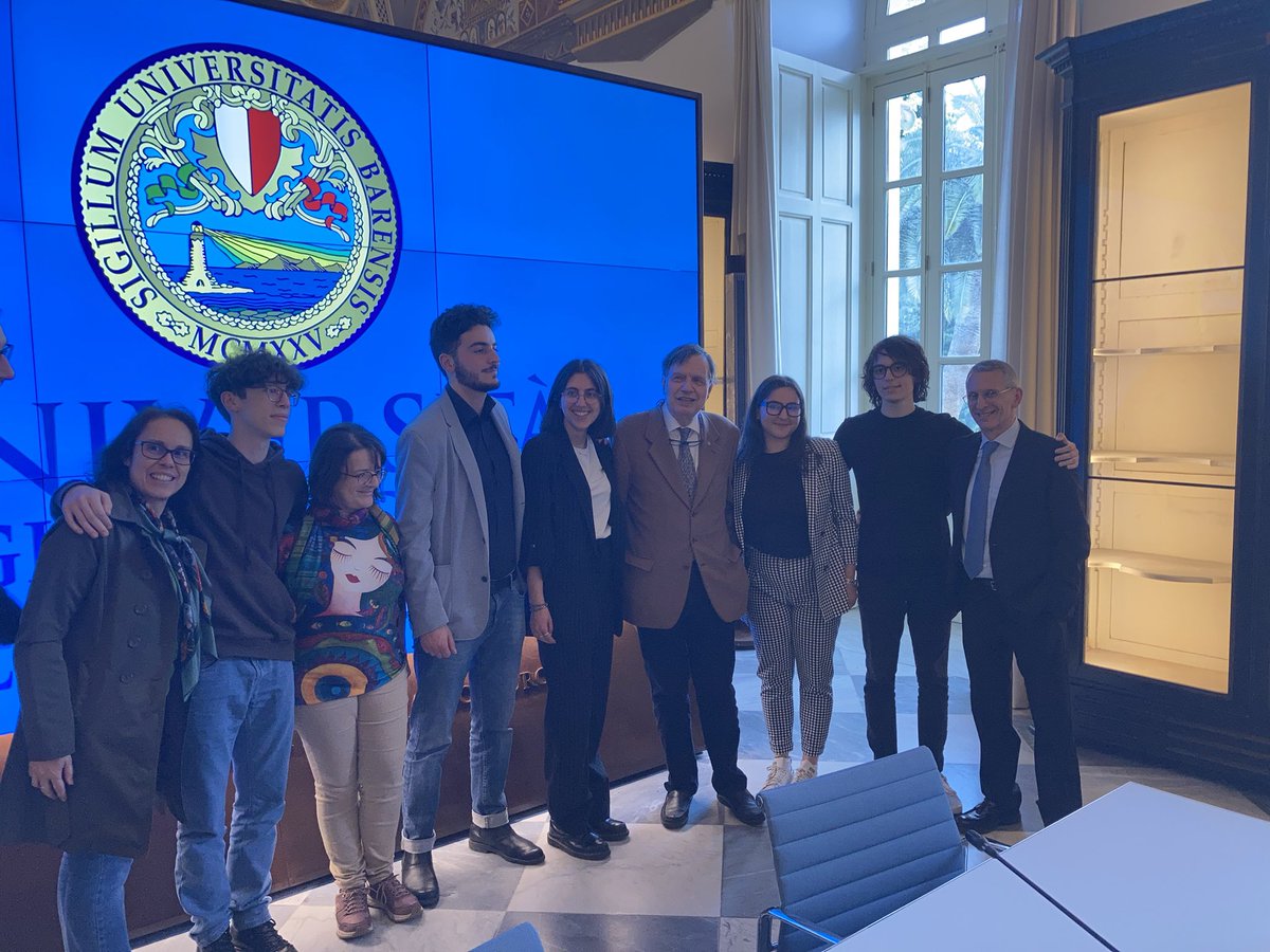 Il premio Nobel per la Fisica Prof. @giorgioparisi riceve il sigillo d’oro dell’Università degli Studi di Bari e accoglie una delegazione del Comitato Locale <a href="/AisfBari/">AISF BARI</a>, studenti e dottorandi del Dipartimento di Fisica barese <a href="/aisf_fisica/">aisf_fisica</a> <a href="/unibait/">Uniba.it Aldo Moro</a>