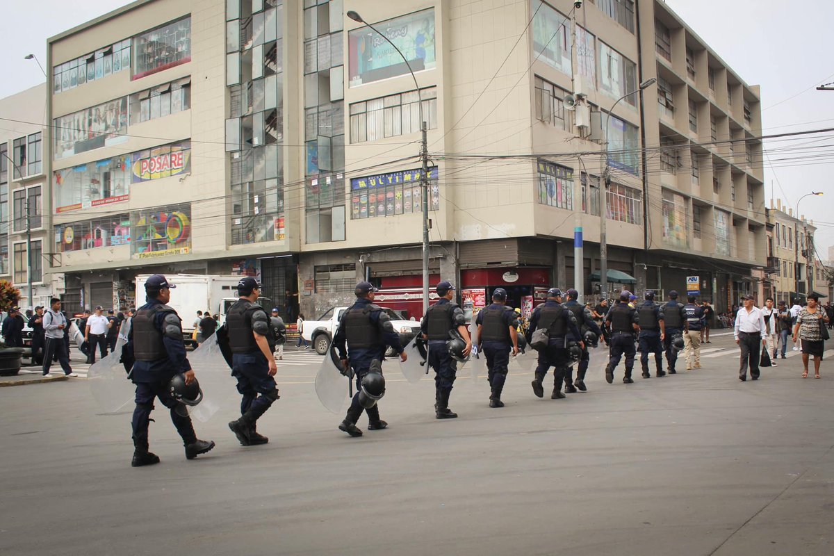 FiscaMuniLima's tweet photo. En un operativo conjunto entre la @MuniLima y la @PoliciaPeru, desde tempranas horas recuperamos espacios públicos en los conglomerados Mercado Central y Mesa Redonda, con el objetivo de liberar las vías de acceso que se encontraban ocupadas por ambulantes. https://t.co/qzGtj8uDxj