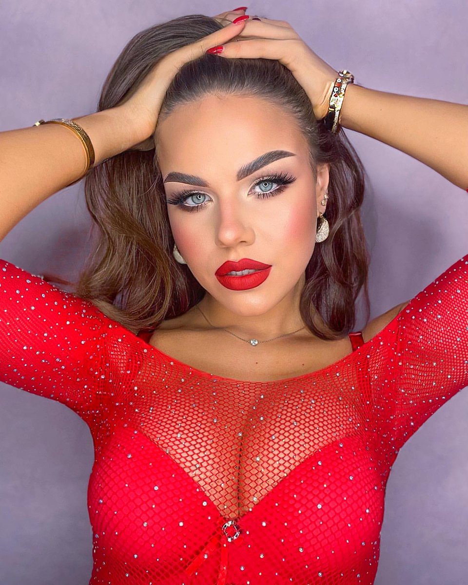 SpietatoSpice's tweet photo. On Tuesdays we wear red. 💋 https://t.co/Y3CebWY1a8
