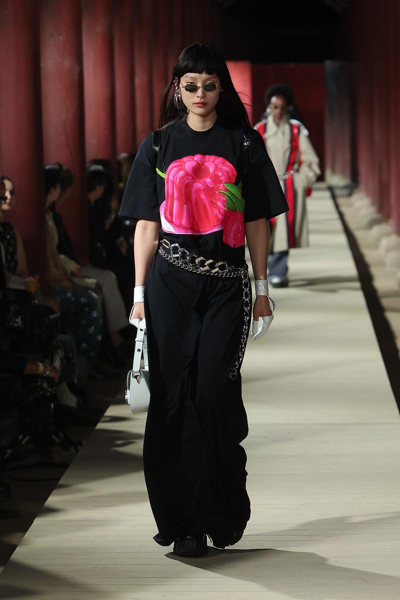 ram__han's tweet photo. Gucci cruise 2024 at Kyeongbokgung Palace https://t.co/CApX2XbuId