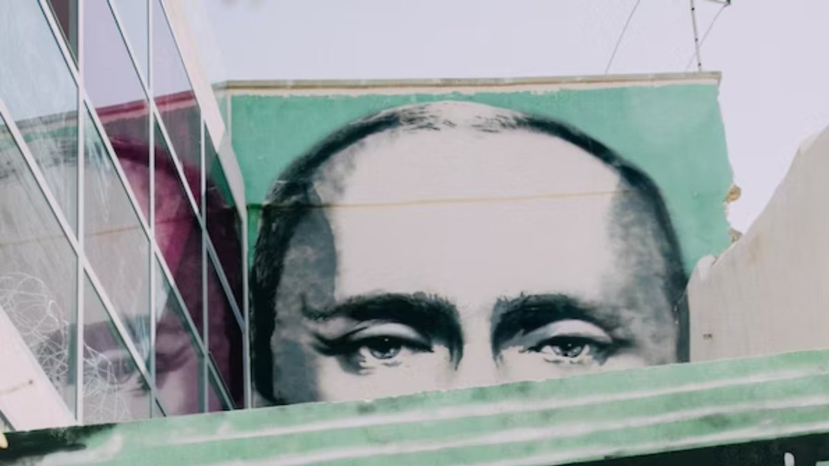 EUI_Schuman's tweet photo. #TuesdayTopic 🗞️"The @IntlCrimCourt warrant closes the door to any way back for Putin on the world stage" ➡️New article by @baunov about the effects of individual sanctions on Russian leaders and the arrest warrant against Putin. 
Via @ForeignAffairs 📌https://t.co/cf0GshFHsu https://t.co/AFbDrnITz8