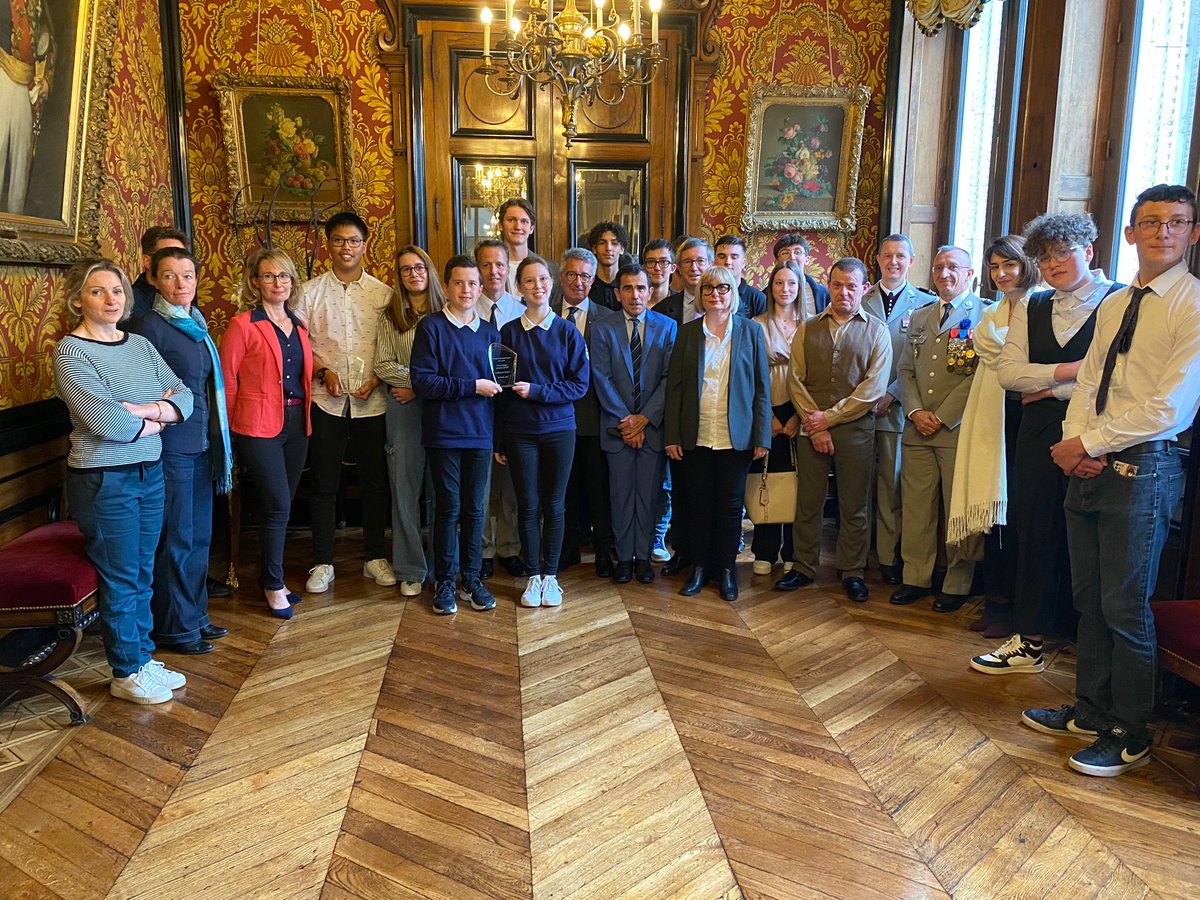 Gouv_mili_Lyon's tweet photo. 👏 Félicitations à tous les élèves ayant participé aux travaux du trinôme académique.

Au regard de la qualité de leurs projets, exceptionnellement 4 prix ont été remis pour récompenser leur engagement et la manière dont ils ont fait vivre l’esprit de défense et ses valeurs. https://t.co/PfcfSOzRov