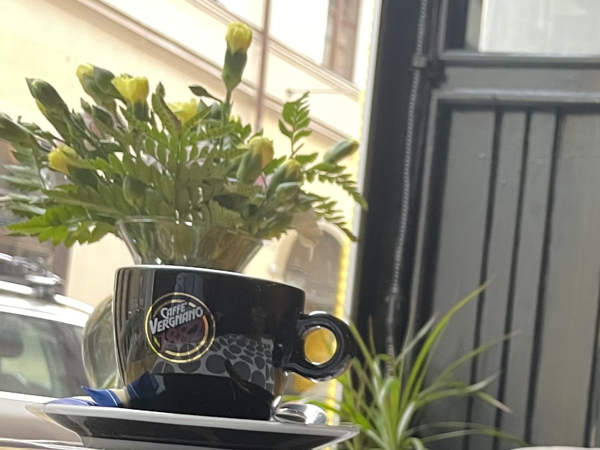 SaraBarrie's tweet photo. What looks like a precariously balanced coffee. Really an odd angle as I charge my phone

Prescient really as I reflect on an excellent #leadershipteamdevelopment event 

Sometimes #leadership is an incredibly fine balance don’t you think? 
#strengths #strengthsfocusedleadership https://t.co/NcQrbYve3q