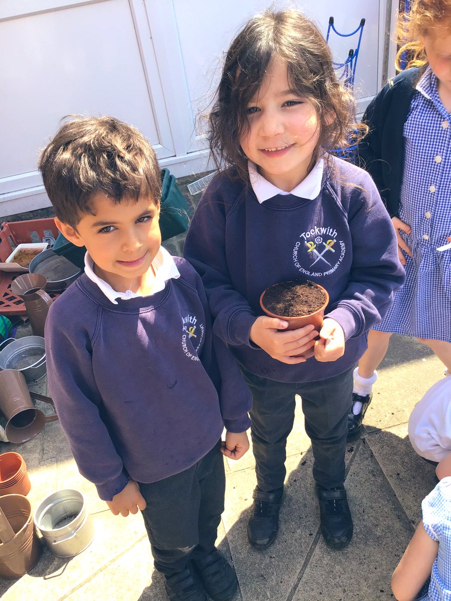M1ssCunningh4m's tweet photo. This afternoon these super gardeners potted up some seeds! We are having an experiment to test the best environment for plants to grow!🌸🌿🌸 #TockScience #TockY1 @Tockwithcofe https://t.co/WP7r4L1LMp