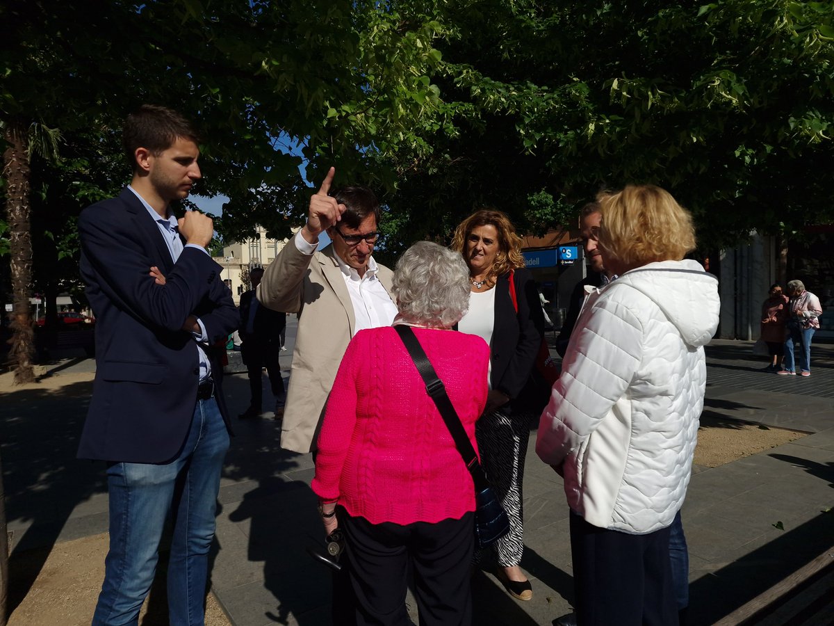 PSCVOCC's tweet photo. Visita de @salvadorilla al municipi de #cerdanyoladelvalles 🌹❤️

"El Carlos Cordón té una visió clara de ciutat i ha de continuar representant aquest municipi". 

#enmarxa https://t.co/s6HuLWypp2