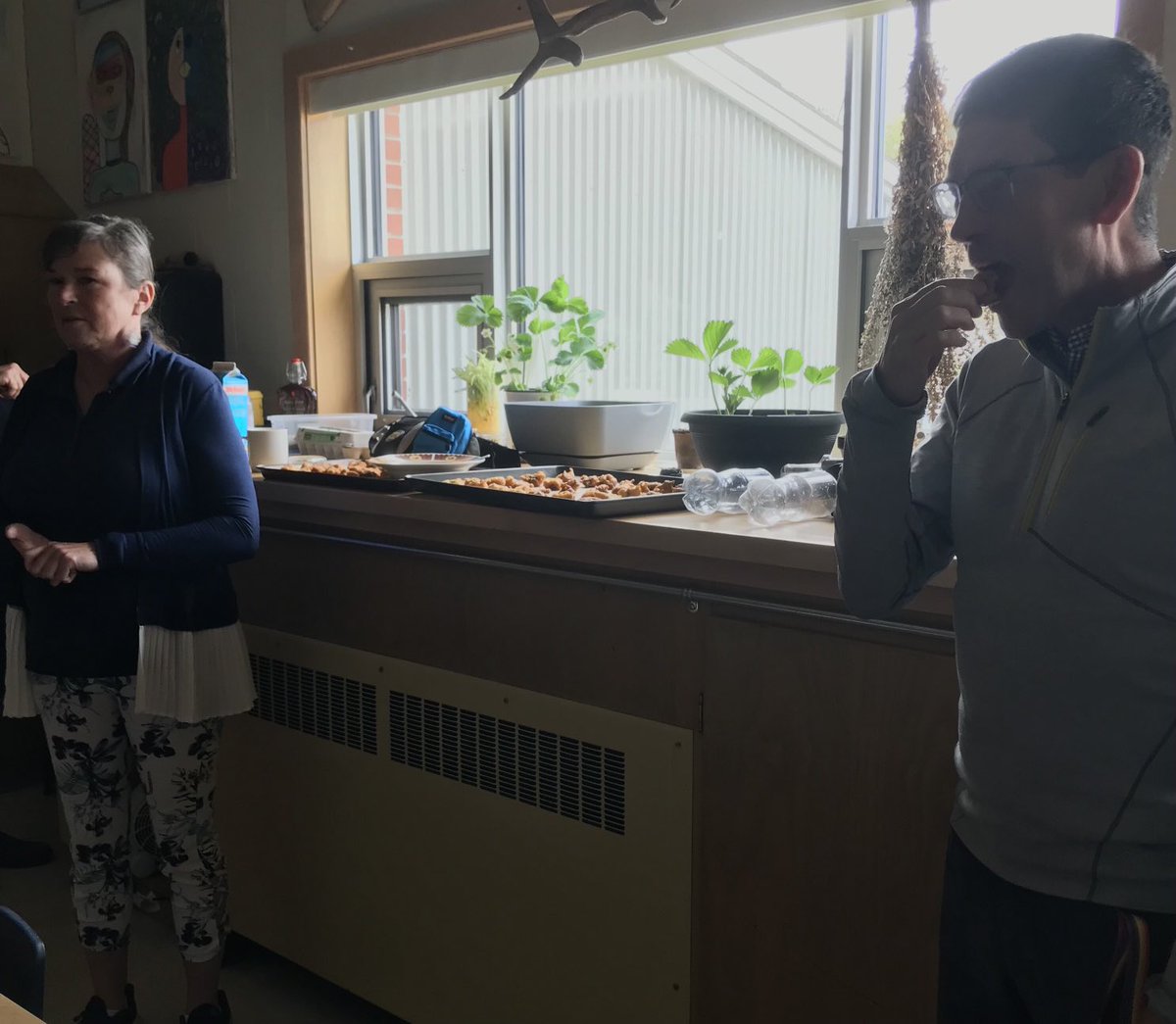 CJamEdu's tweet image. Migwetch ⁦@StAmantDeb⁩ for sharing 🍓 teachings and dandelion flower fritters #foodways w/ Ss in Aazhogan/Ashkó:Kon; “Yummy” ⁦@Alt_ContEd_LDSB⁩ #IndigenousEd