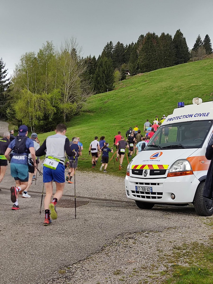 adpc67's tweet photo. 9⃣1⃣ bénévoles mobilisés ce week-end:
Garde SAMU
Entraînement Cyno #ValdeModer
Formation PSC1 #Haguenau + #Saverne
Trail des Roches #Gaschney
Ateliers Ouverts #Strasbourg
Balade à énigmes #Souffelweyersheim
Festival de l’Elevage #Brumath
Match du RCSA ⚽️
Expo de moyens #Colmar https://t.co/nQ97CeGdY5
