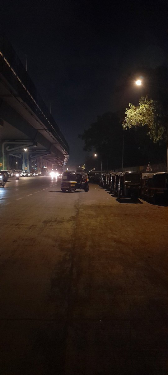 GOVANDImirror's tweet photo. Many Vehicles Parked unnder The Ghatkopar-Mankhurd Link road We Have Complained Many times But didn't found @MTPHereToHelp and @MumbaiPolice working to resolve the issue please look into this. roadside parking on NH is dangerous https://t.co/TZSHK7Iwcu
