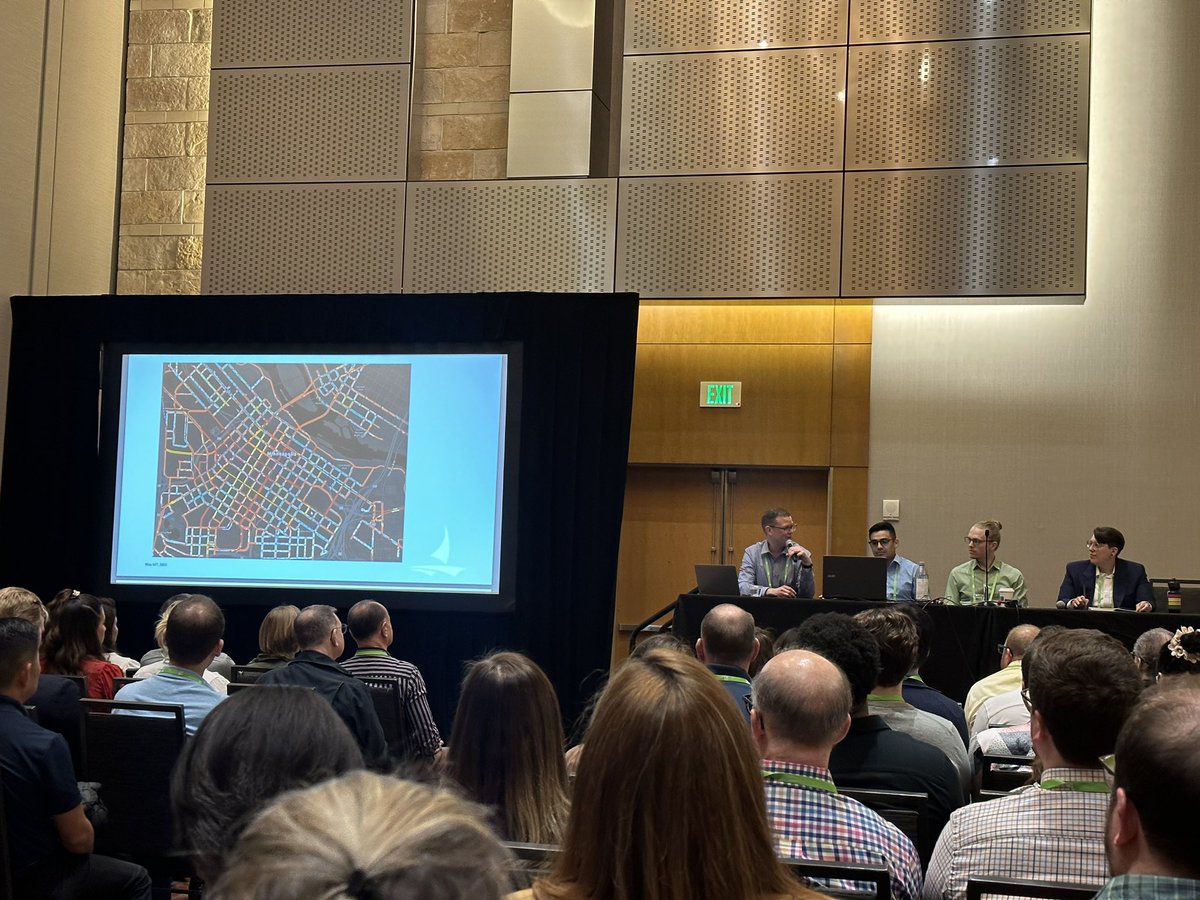 Standing room only at the #Curbside management session at <a href="/NACTO/">NACTO</a> #NACTO2023 🚛