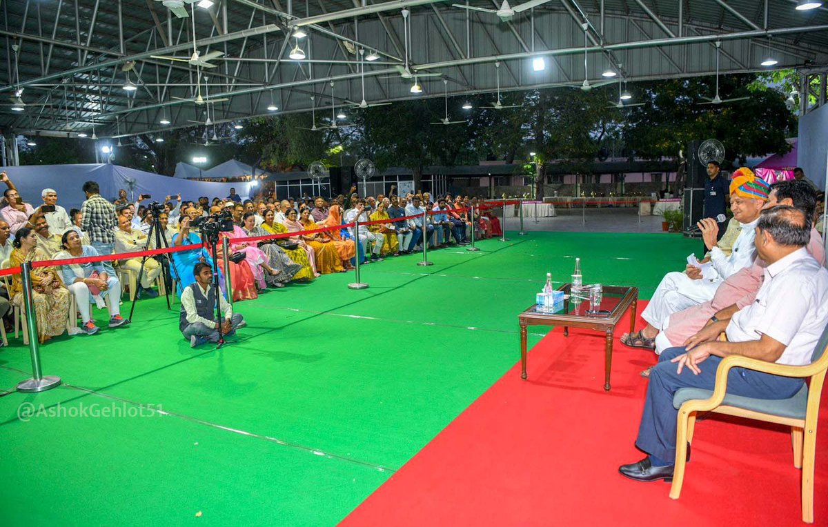 ashokgehlot51's tweet photo. हमने वादा निभाते हुए रिटायर्ड कर्मचारियों का भविष्य शेयर मार्किट की अनिश्चितता के हवाले नहीं होने दिया।

संवेदना व न्याय के दृष्टिकोण से लिए गए ओपीएस बहाली के फैसले से आई ये मुस्कानें ही हमारी अर्जित पूंजी है।

बिजली कर्मचारियों के स्नेह का सविनय आभार। https://t.co/KTjlHtta28