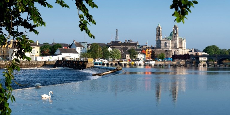 Take a leisurely stroll along the banks of the River Shannon and enjoy the stunning views of Athlone. Stop off at one of the many cafes and enjoy a coffee while you watch the boats go by. #VisitAthlone #RiverShannon