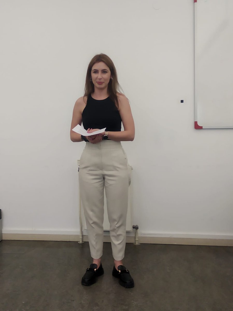 LabNeuroscience's tweet photo. Márcia Silva (@MarciaFSilva27), a first-year PhD student, presented a 3-minute pitch on her research project, which explores the #analgesic effects of affective #touch in both individual and dyadic settings. #affectivetouch #UNorte https://t.co/h7RPgCrvS6