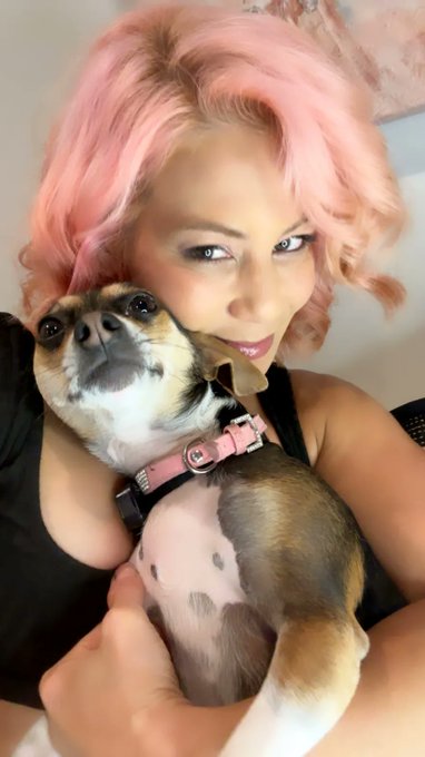 Happy happy Tuesday!! Xxoo https://t.co/mbKrDAE18D